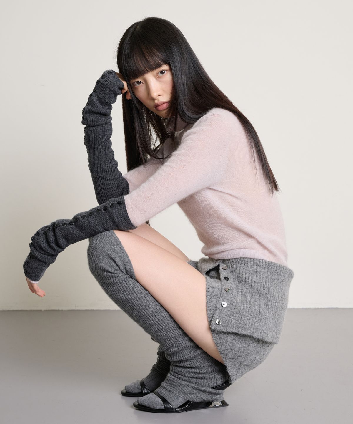 더애틋(THE AÉTUT) Merino Wool Button Detail Warmer_Charcoal