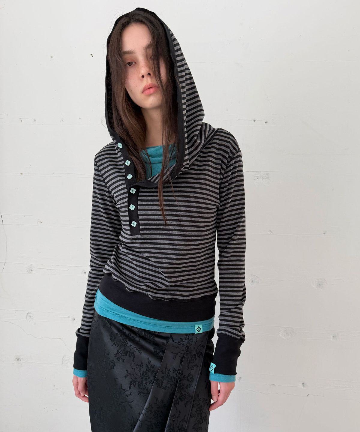 헤레틱(HERETIC) BUTTON STRIPE ASYM HOODED T-SHIRT / black