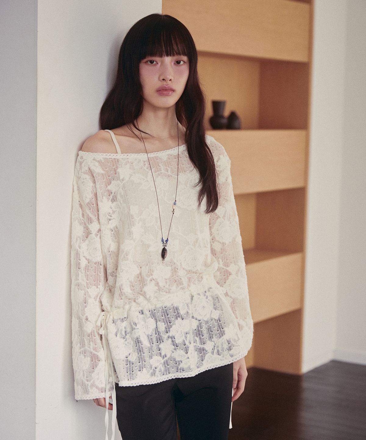 오앨(OUEL) FLORAL LACE DRAWSTRING TOP_IVORY