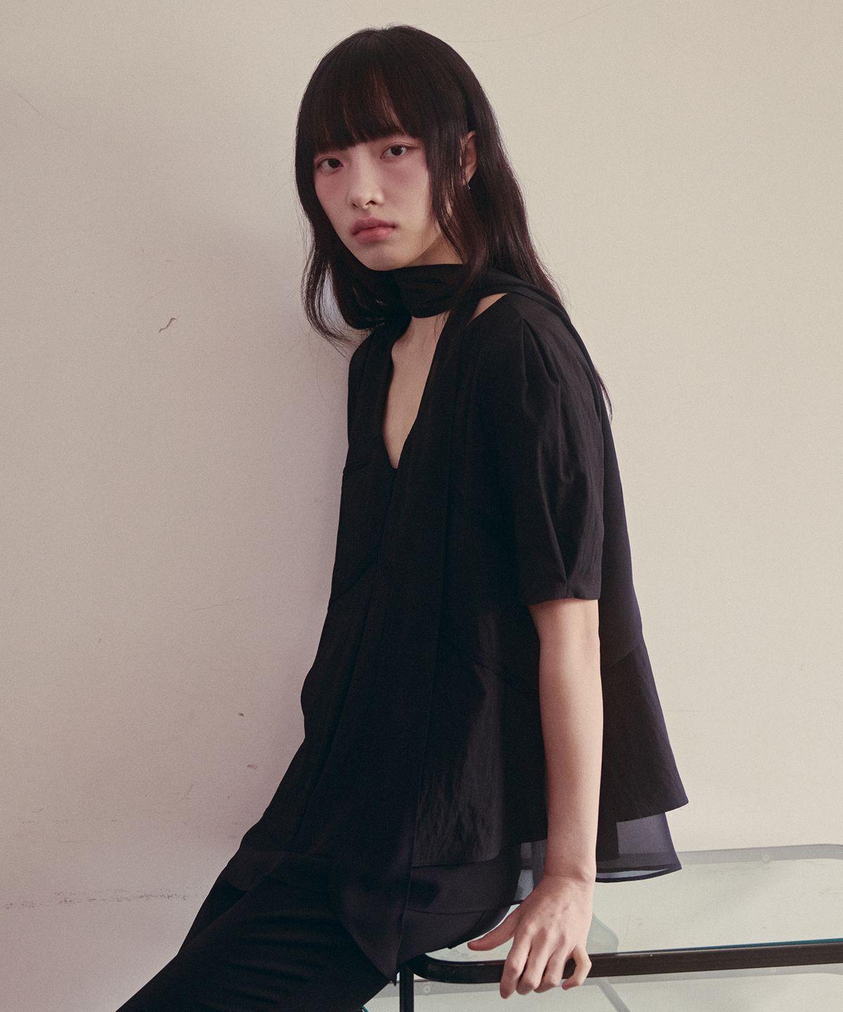 오앨(OUEL) SHEER SCARF SHORT SLEEVE TOP_BLACK