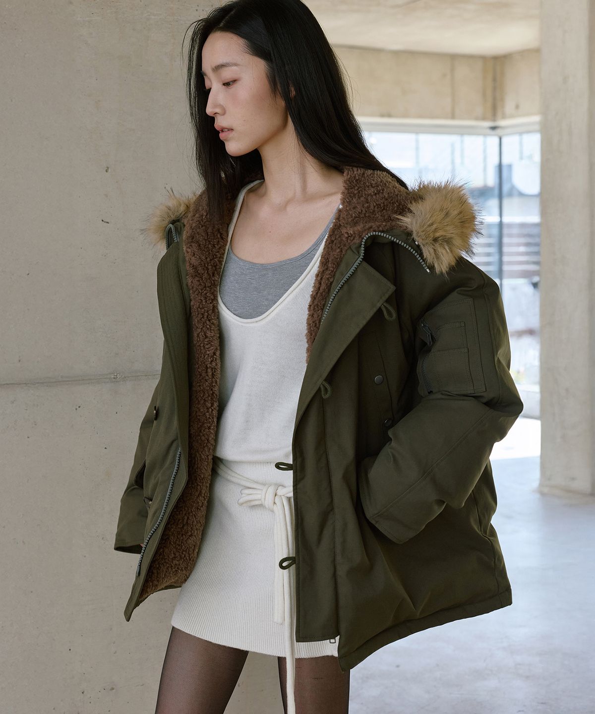 몽돌(MONGDOL) 퍼 후드 야상 하프 패딩 카키 MDJP031KHAKI