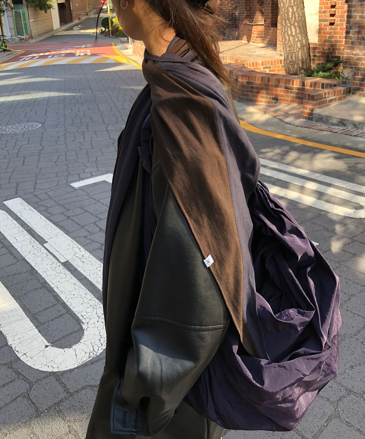 아코크(ACOC) Two-Tone Scarf_Navy/Brown
