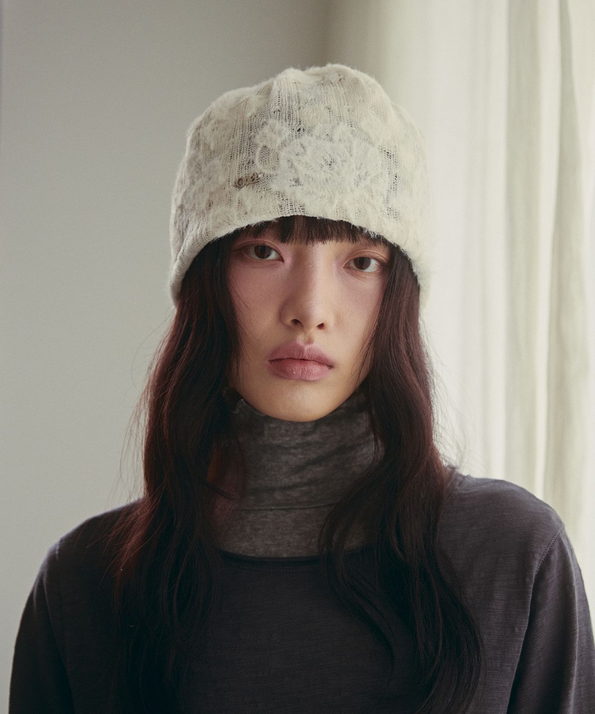 오앨(OUEL) FUZZY FLORAL LACE BEANIE_IVORY