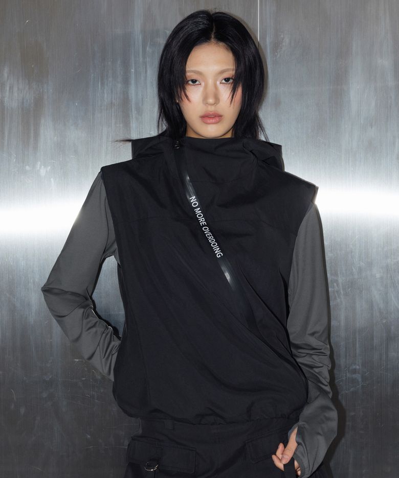 사선지퍼 후드 베스트 (black)