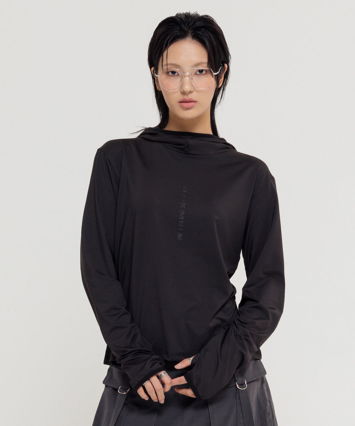 노버(NNVER) 핑거 홀 후드 롱 슬리브 (black)