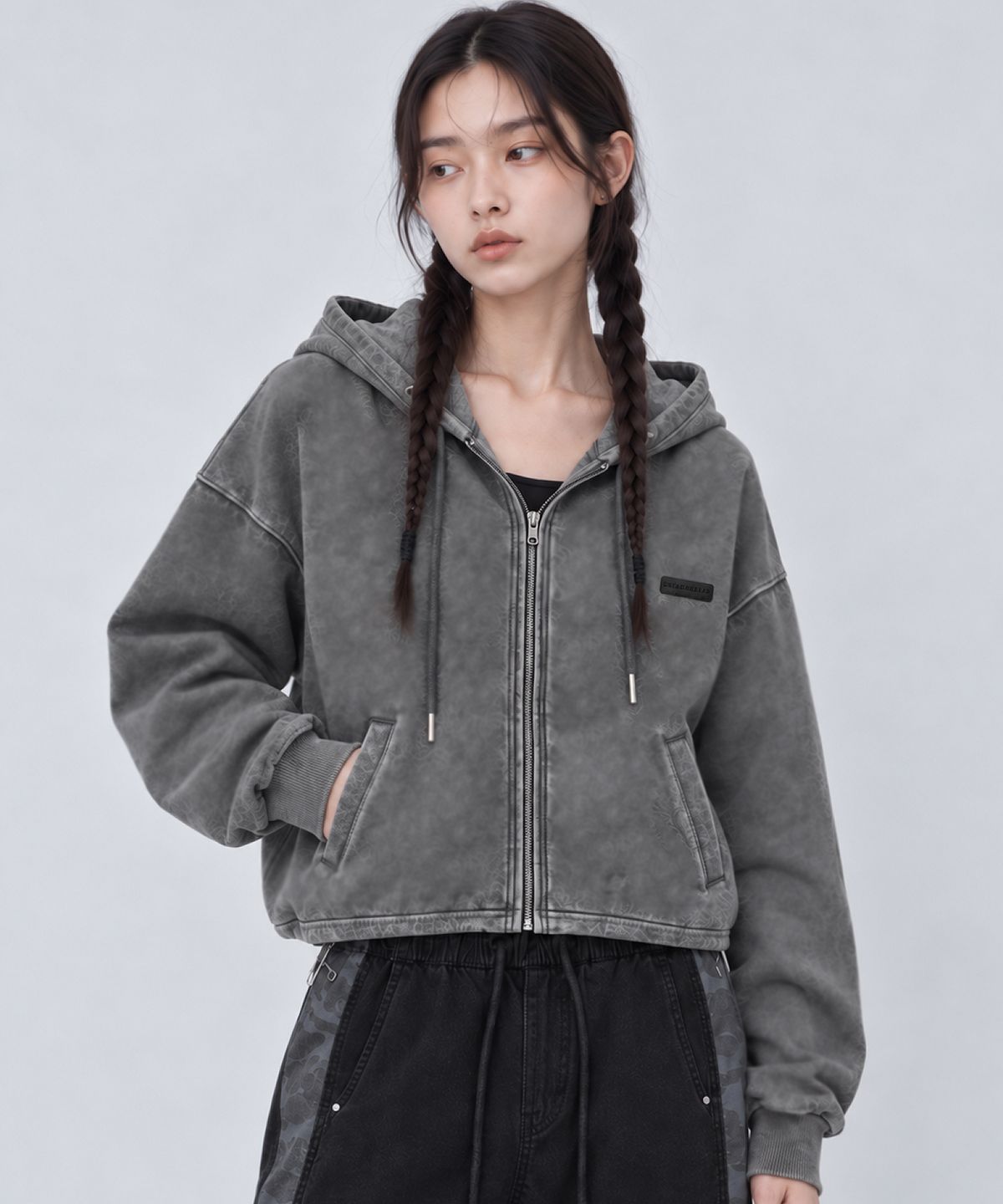 크림소다랩(CREAM SODA LAB) 피그먼트 가죽 패치 크롭 후드 집업 차콜