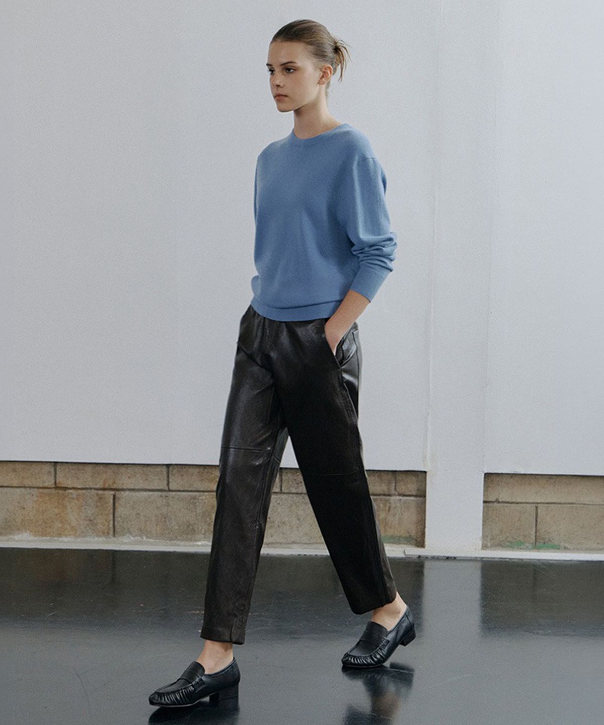 바니스뉴욕(BARNEYS NEWYORK) 26FW 아티장 개더 로퍼 블랙