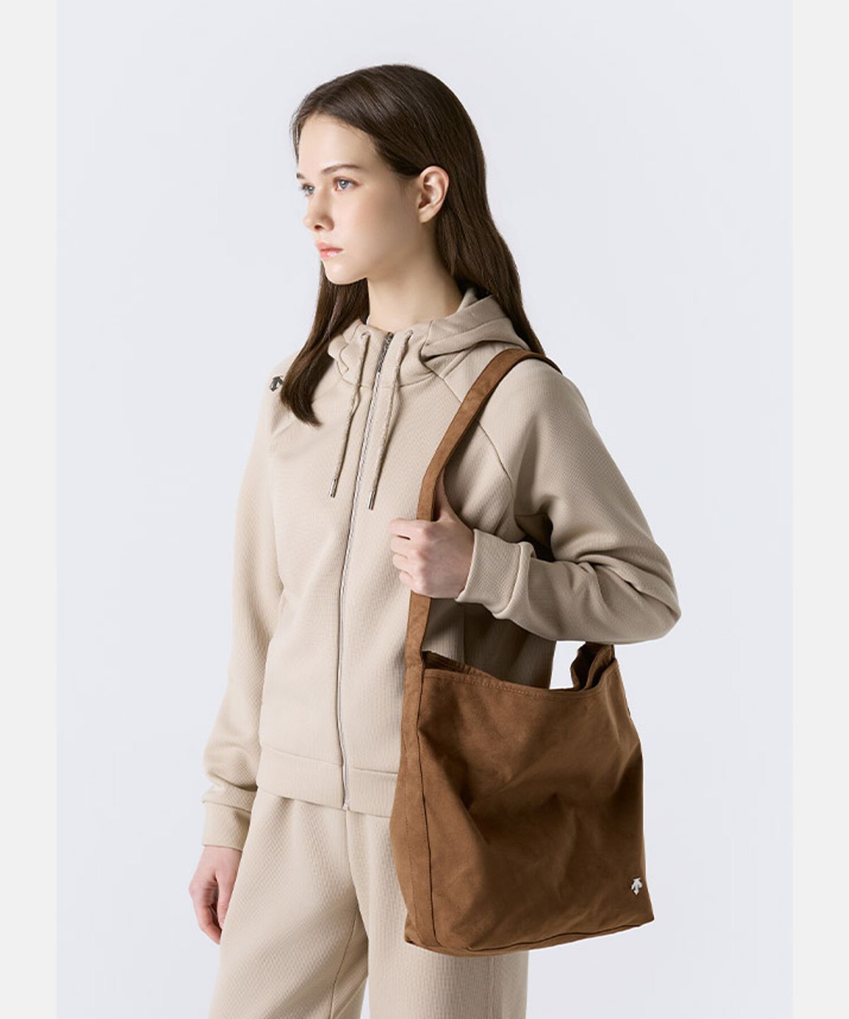 데상트(DESCENTE) 여성 스웨이드 쇼퍼백 브라운 SR422SBGO1