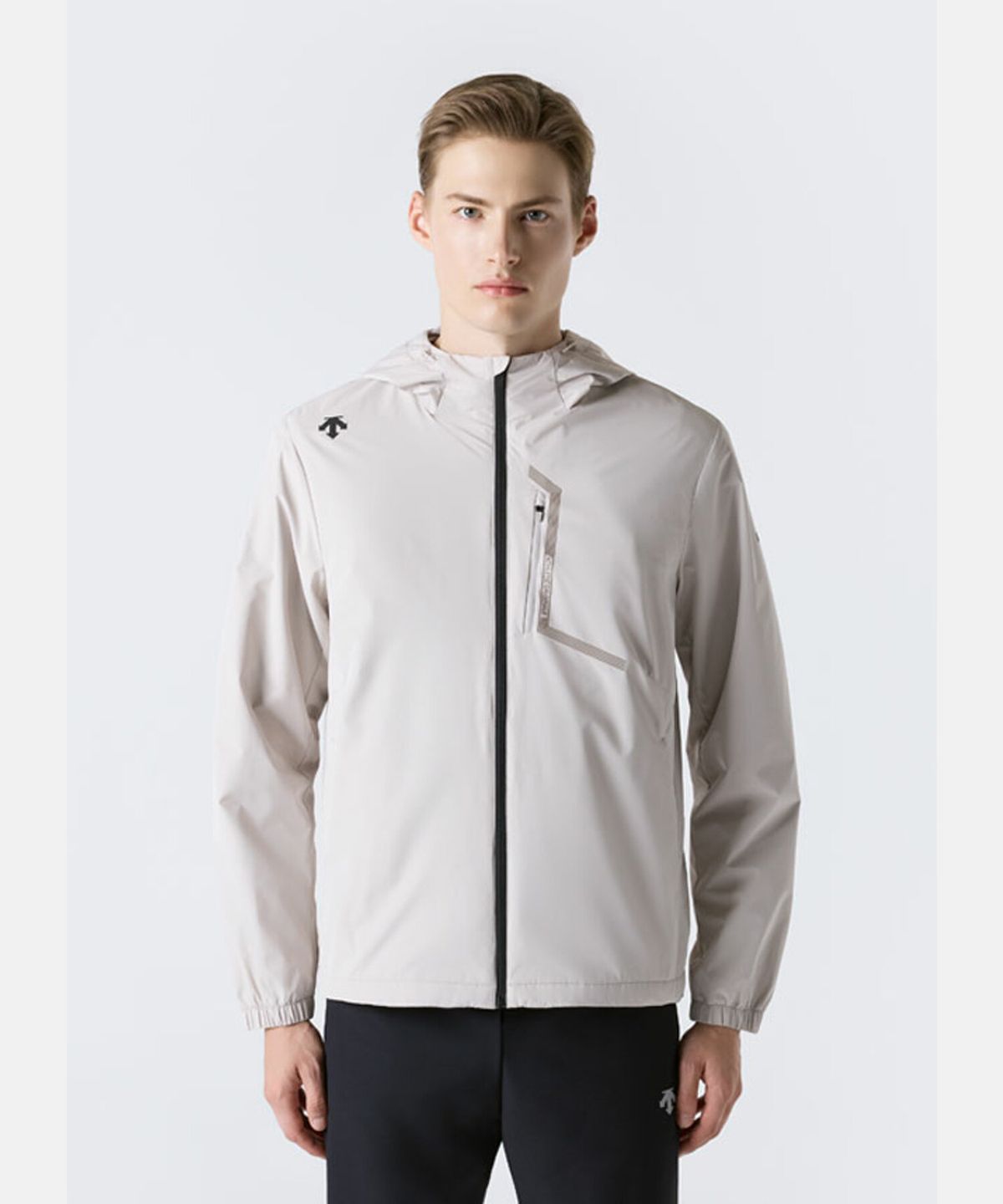 데상트(DESCENTE) 윈터 트랙 런 경량 기모 안감 바람막이 자켓 베이지 SR423RJKO1