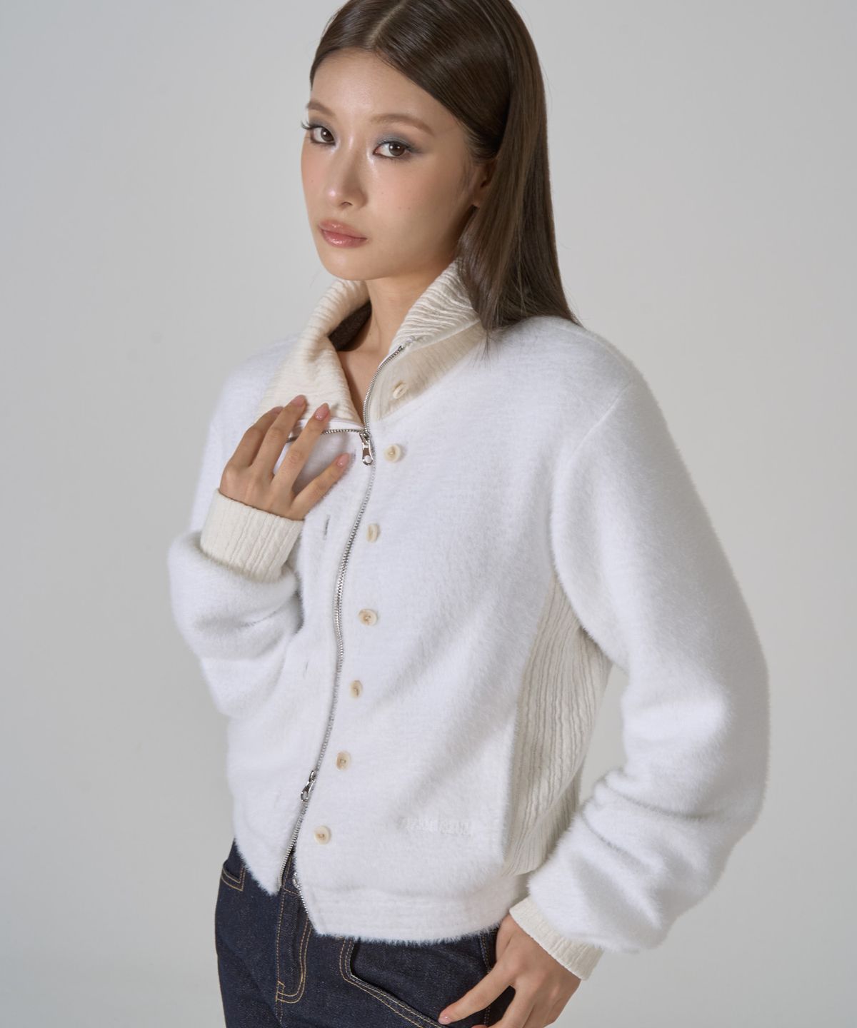 지제뮤지엄(ZIZEMUSEUM) CROPPED HIGH NECK KNIT ZIP-UP (WHITE)