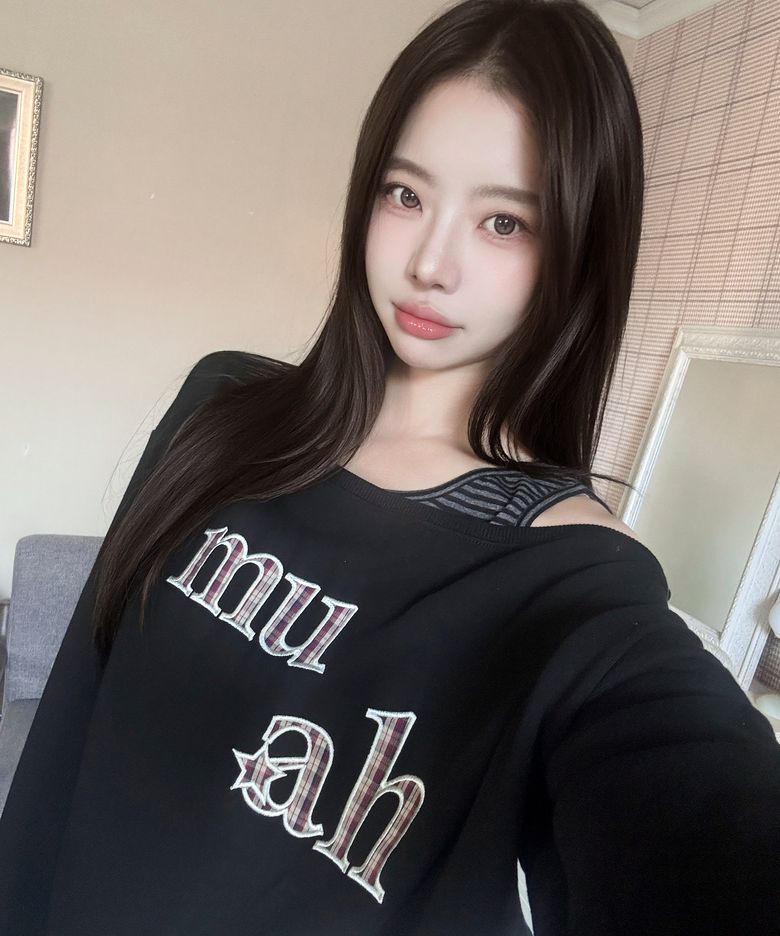 오프숄더 아플리케 크롭 맨투맨 [블랙]