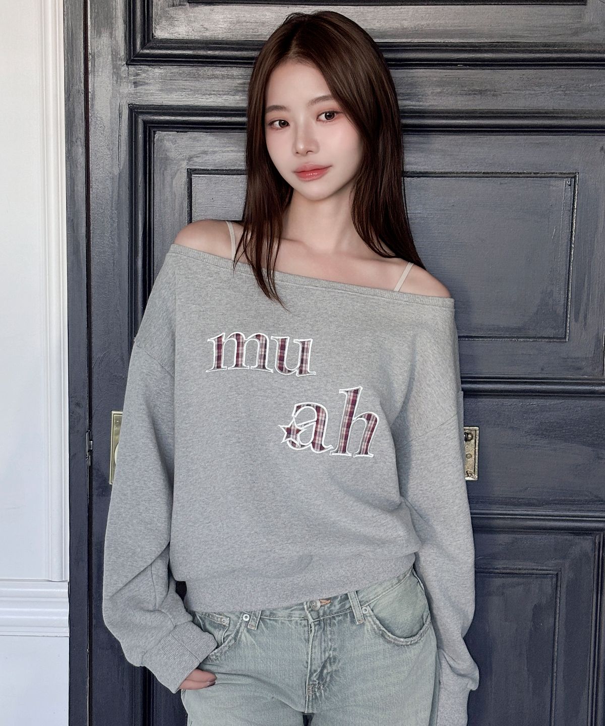 무아무아(MUAHMUAH) 오프숄더 아플리케 크롭 맨투맨 [그레이]