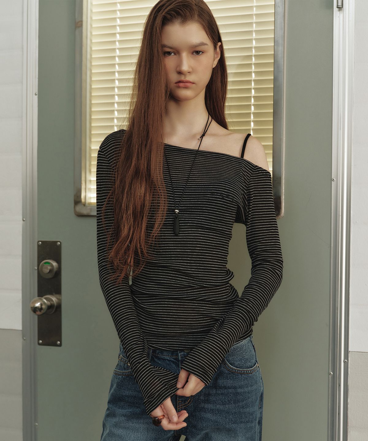 닉앤니콜(NICK&NICOLE) STRIPE DRAPE NECK TOP_BLACK