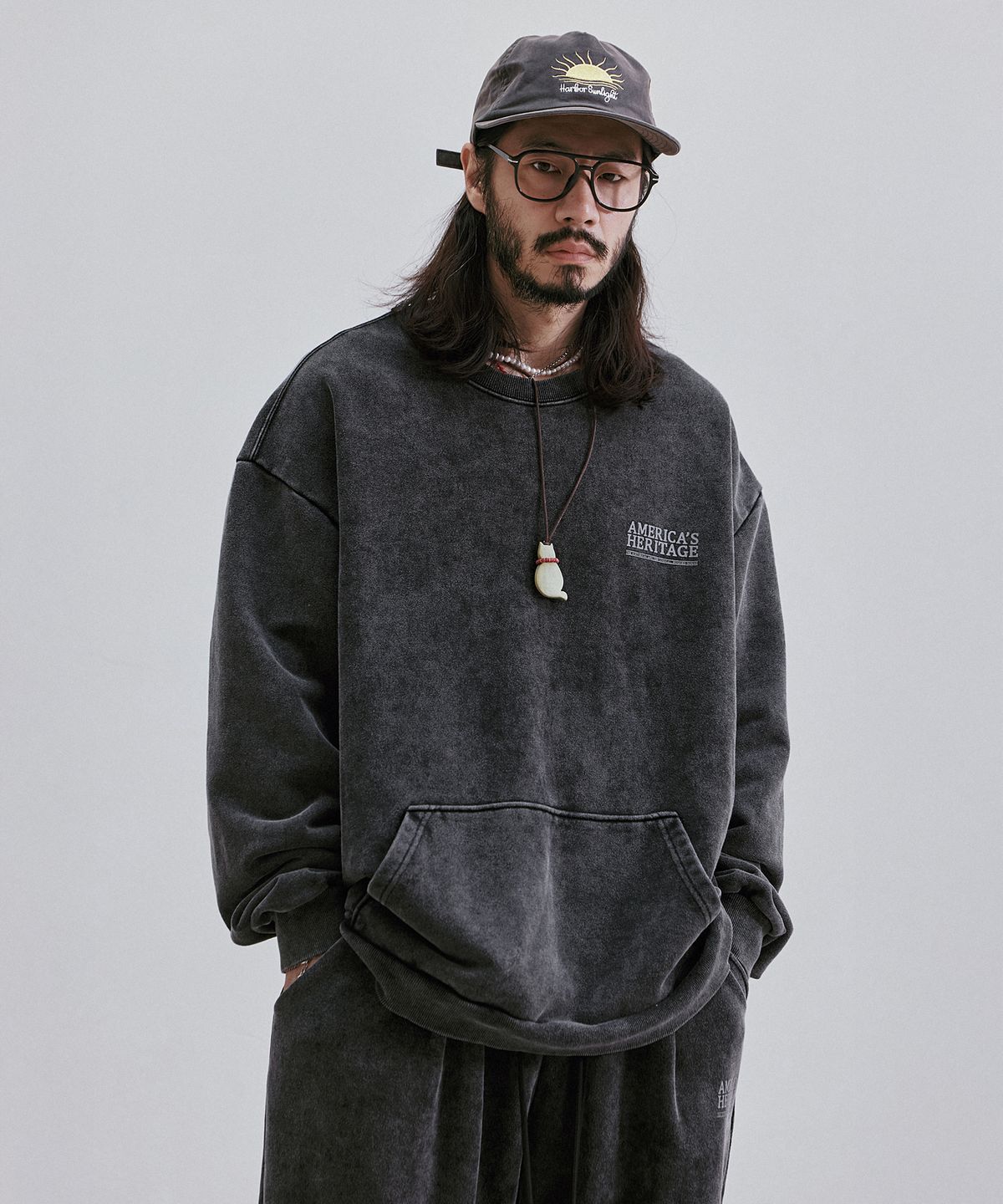 러기드하우스(RUGGED HOUSE) 스톤 워시드 캠프 맨투맨 챠콜