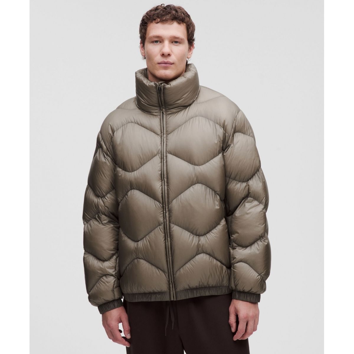 룰루레몬(LULULEMON) 멘즈 페더웨이트 스탠드넥 퀼티드 푸퍼  CYFR