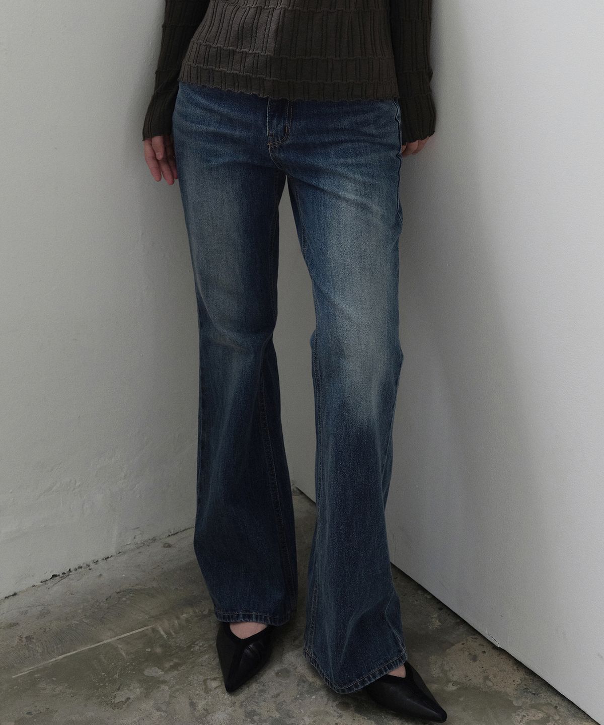 니브(NEEV) Vintage Washed Subtle Bootcut Jean (Blue)