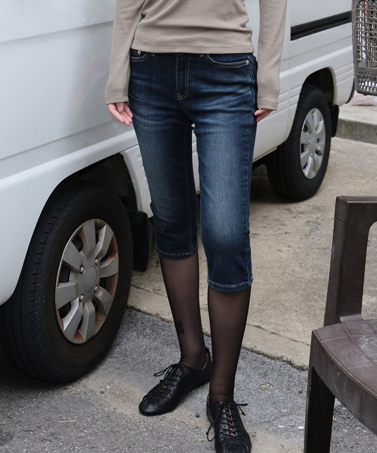 니브(NEEV) Vintage Washed Denim Capri Pants (Dark Indigo)