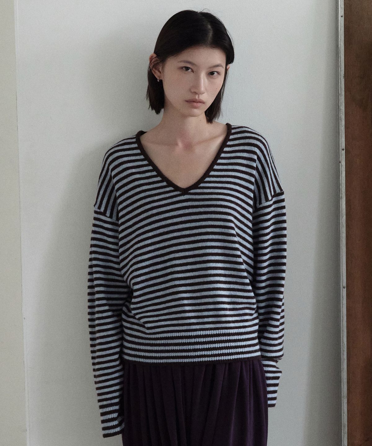 니브(NEEV) Vintage Color Striped V-Neck Knit (Sky Blue)