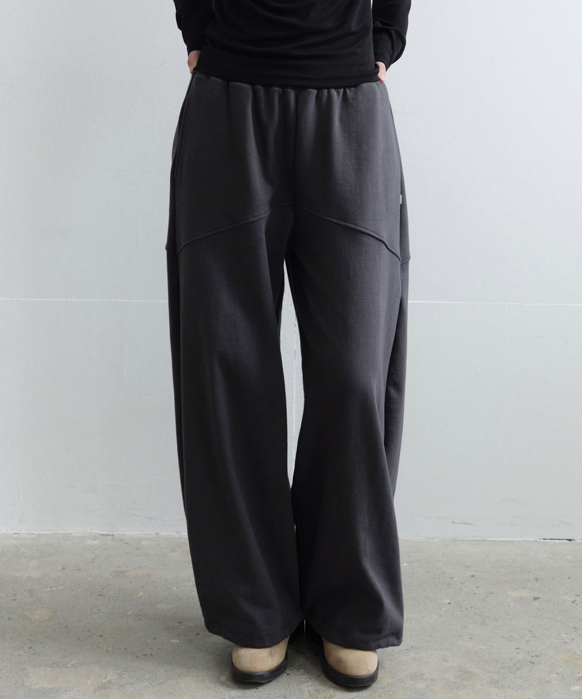 니브(NEEV) Curved Wide Sweatpants (Charcoal)