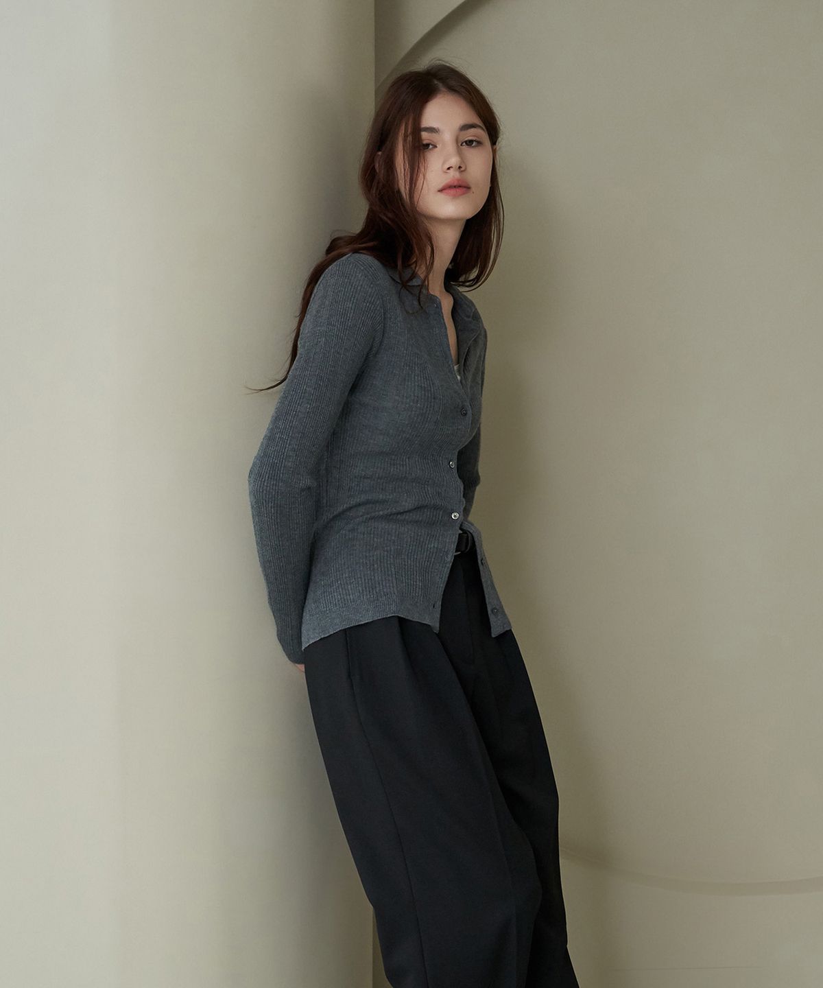 디자인오월(DESIGNOWOL) 실크 골지 카라 긴팔니트_차콜
