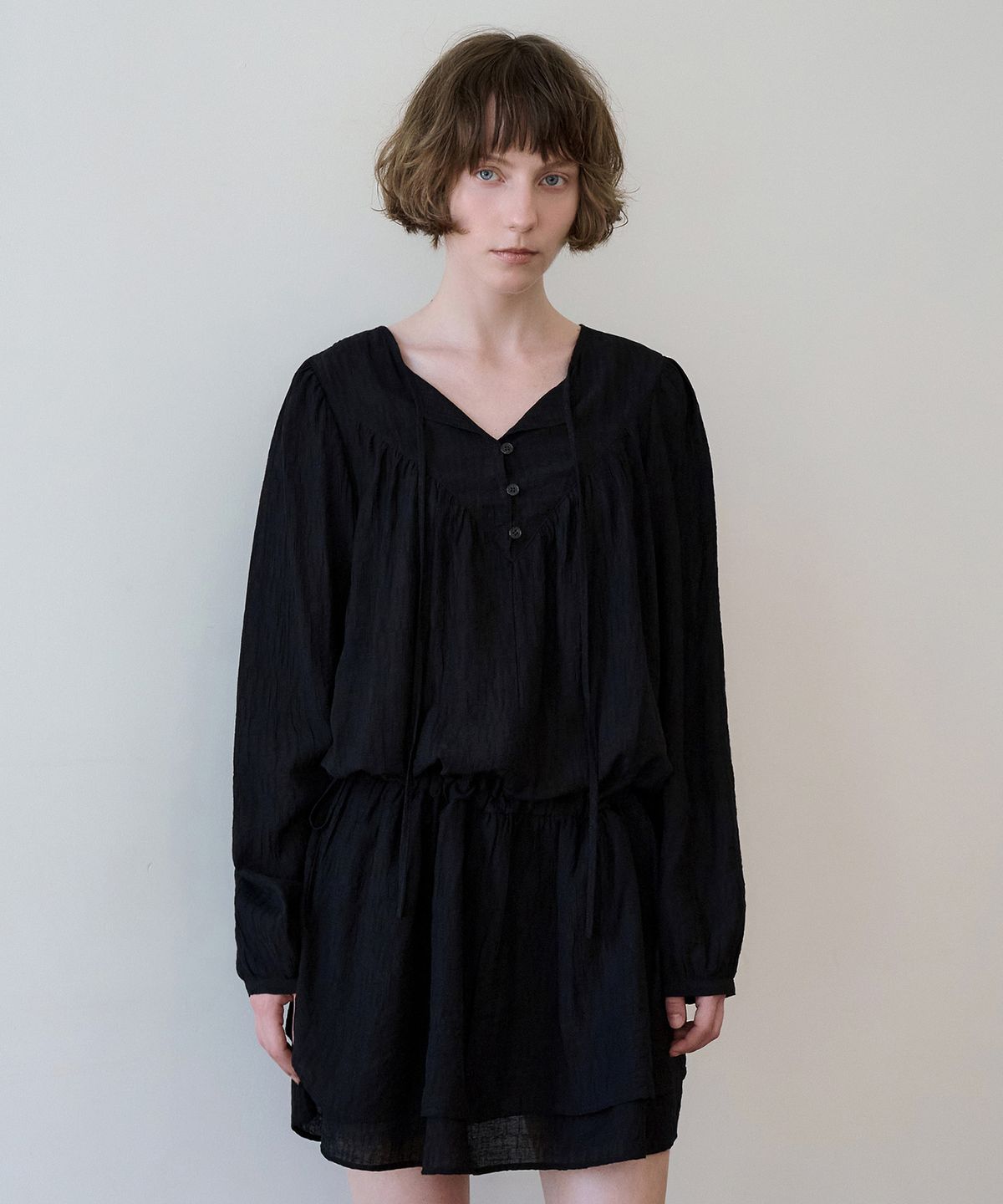 로에일(LOEIL) Button strap tiered mini dress_Black