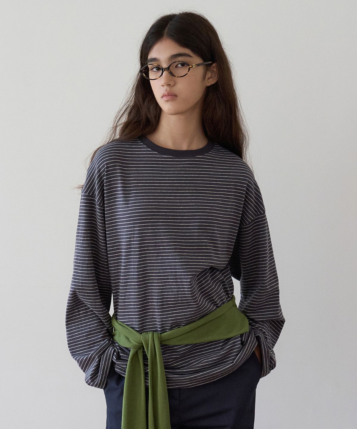 로에일(LOEIL) Embroidery stripe contrast T-shirt_Charcoal
