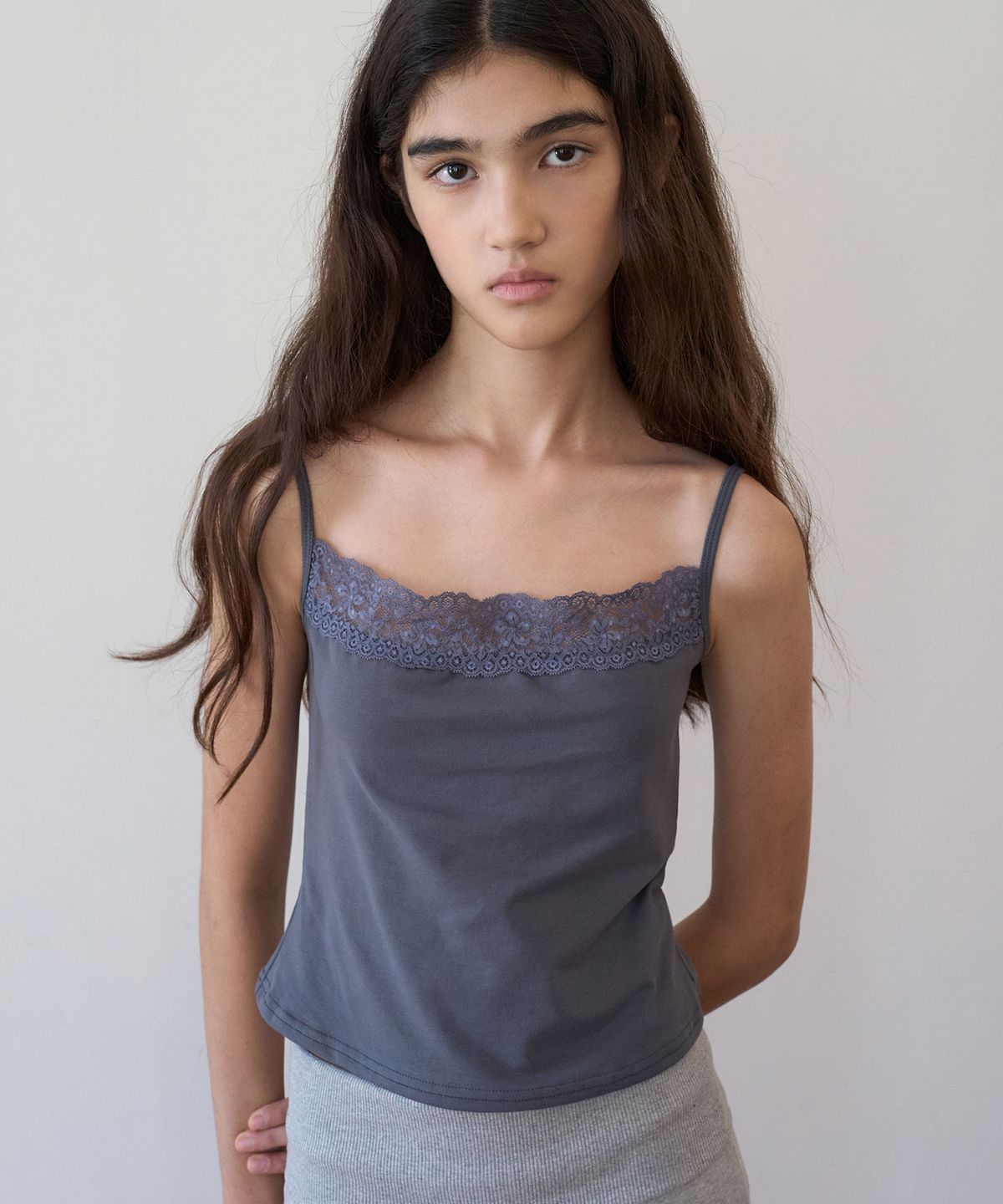 로에일(LOEIL) Vintage lace sleeveless top_Charcoal