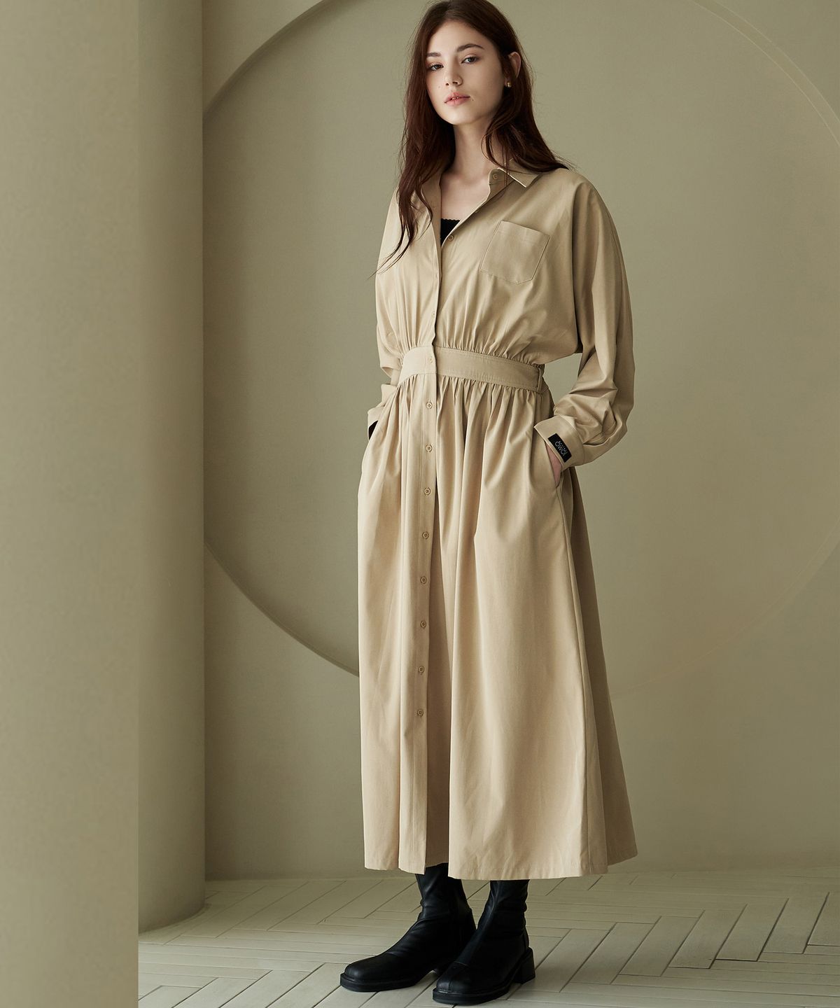 디자인오월(DESIGNOWOL) 카라 셔링 롱 트렌치 긴팔 원피스_베이지