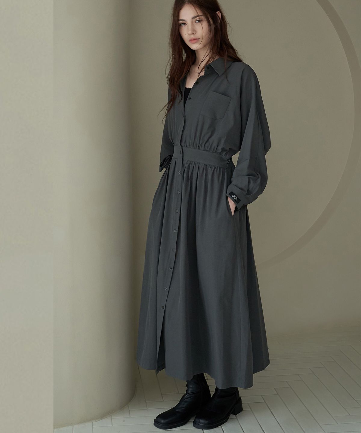 디자인오월(DESIGNOWOL) 카라 셔링 롱 트렌치 긴팔 원피스_차콜