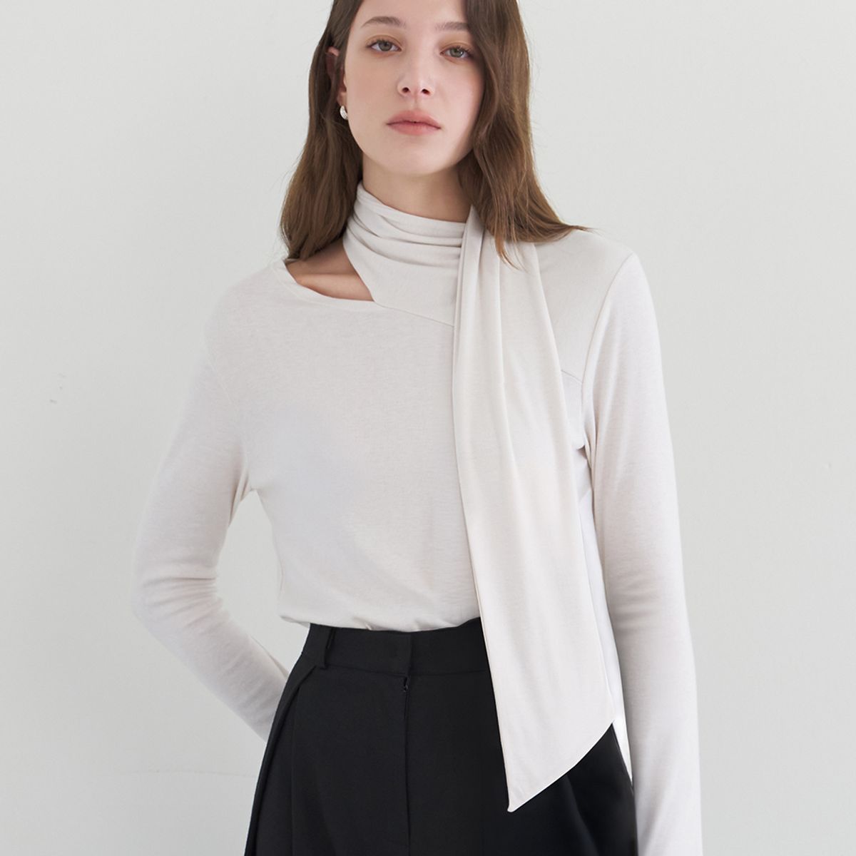 모멧(MOMET) 무니 스카프넥 탑 아이보리