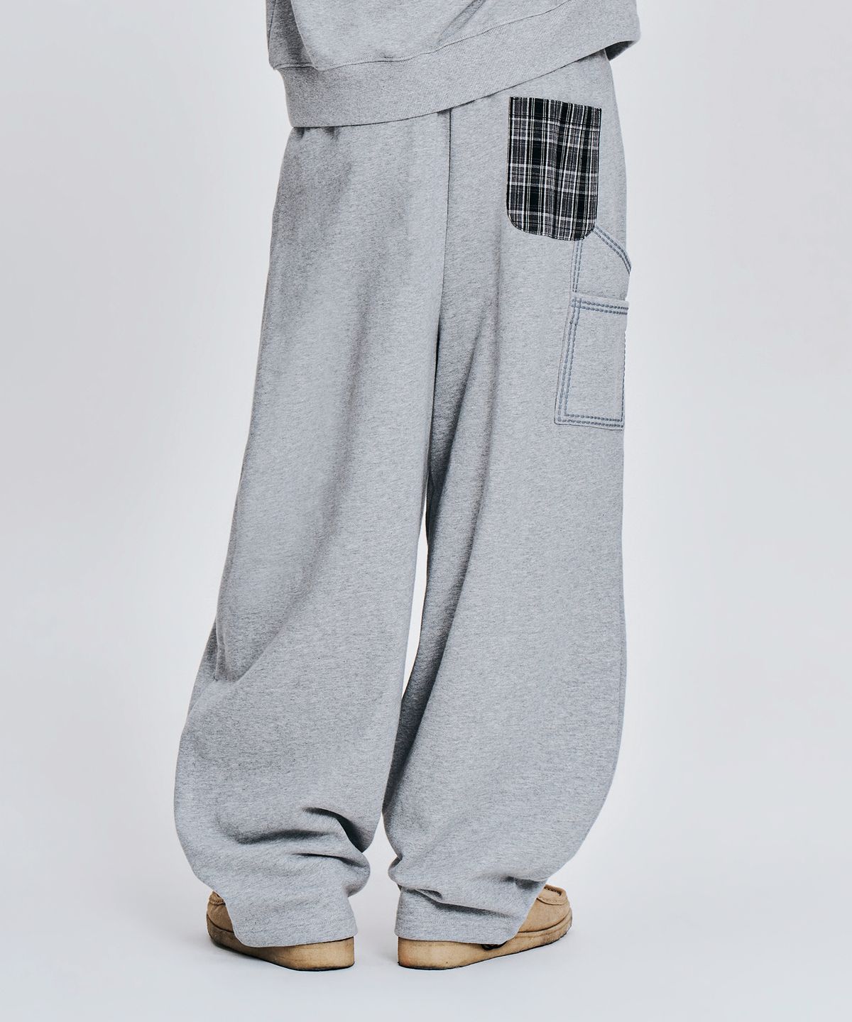 마하그리드(MAHAGRID) [10주년] mah LOGO CHECK SWEAT PANTS[GREY]