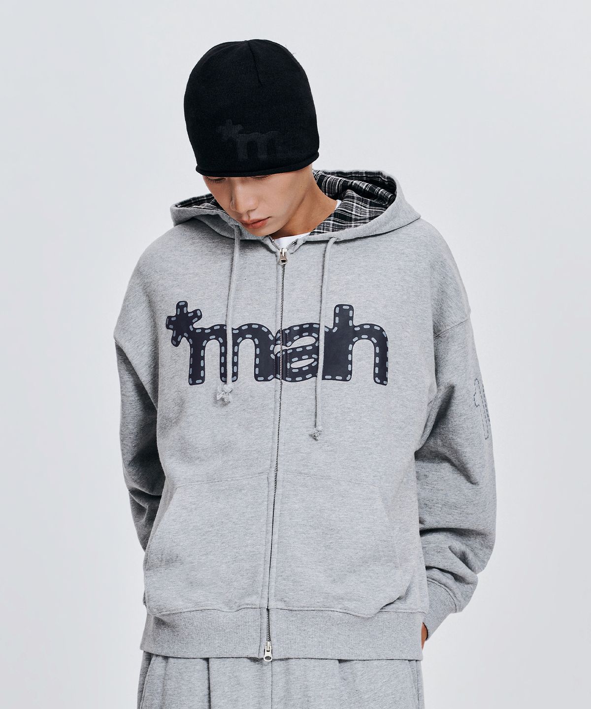마하그리드(MAHAGRID) [10주년] mah LOGO CHECK ZIP-UP HOODIE[GREY]