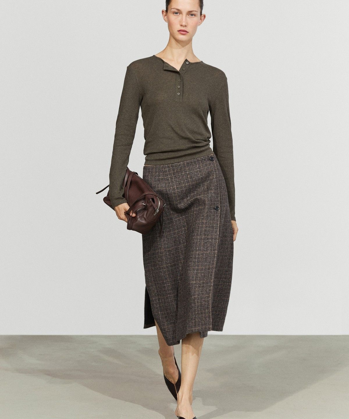 마시모두띠(MASSIMO DUTTI) 스웨이드 버튼 디테일 랩 미디 스커트