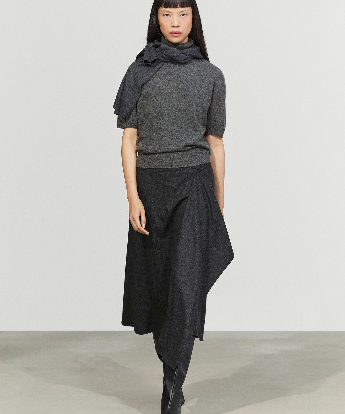 마시모두띠(MASSIMO DUTTI) EVA 스웨이드 핀스트라이프 랩 미디 스커트