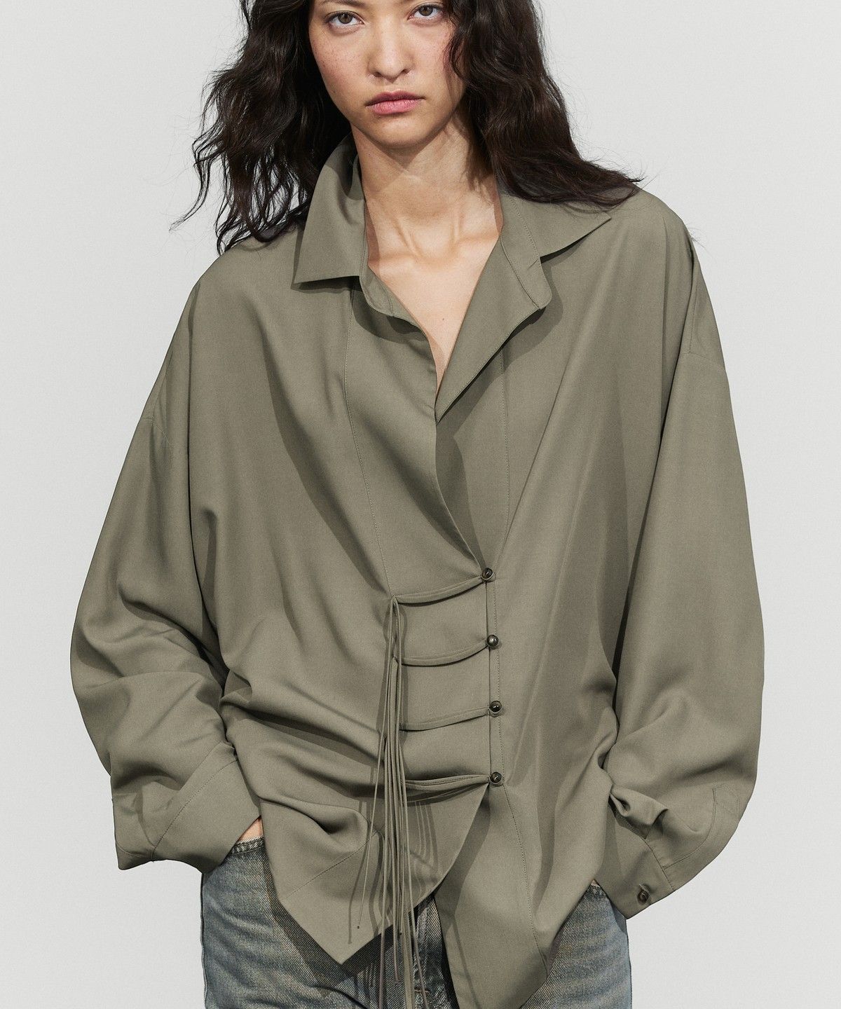 마시모두띠(MASSIMO DUTTI) 버튼 디테일 플루이드 셔츠