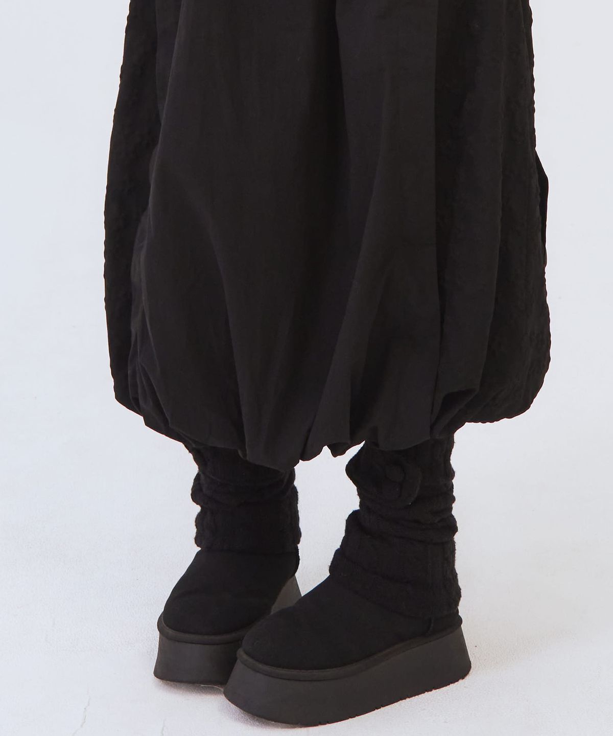 오피쉬(OAFISH) Button Strap Leg Warmer, Black