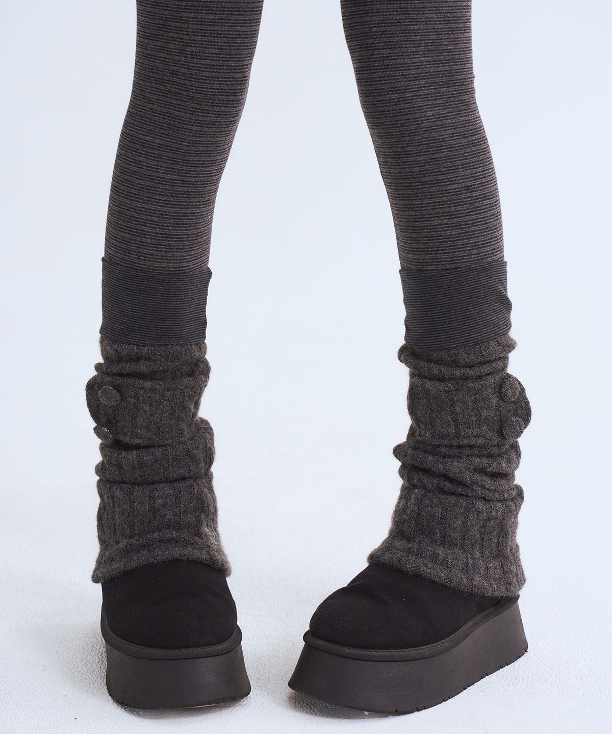 오피쉬(OAFISH) Button Strap Leg Warmer, Charcoal