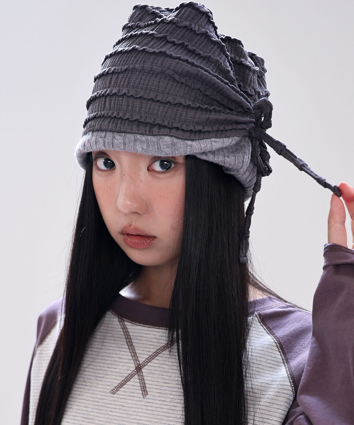오피쉬(OAFISH) Ruffle Reversible Beanie, Charcoal