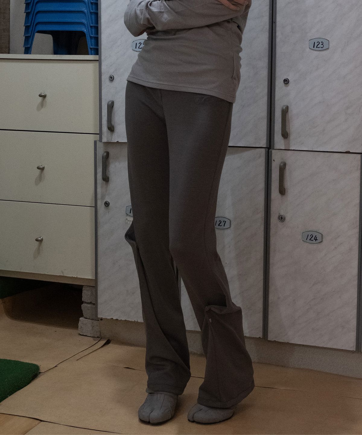 뮤즈뮤지엄(MUSEMUSEUM) Tucked Snap Bootcut Pants - Charcoal