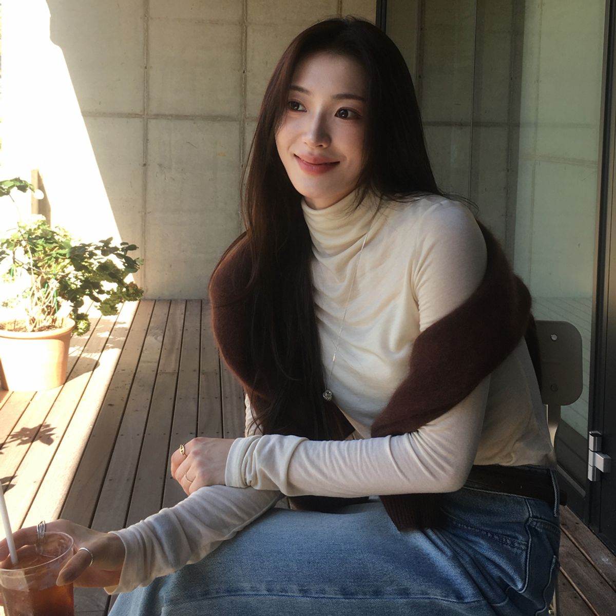 모멧(MOMET) 듀이 텐셀 터틀넥 티 크림