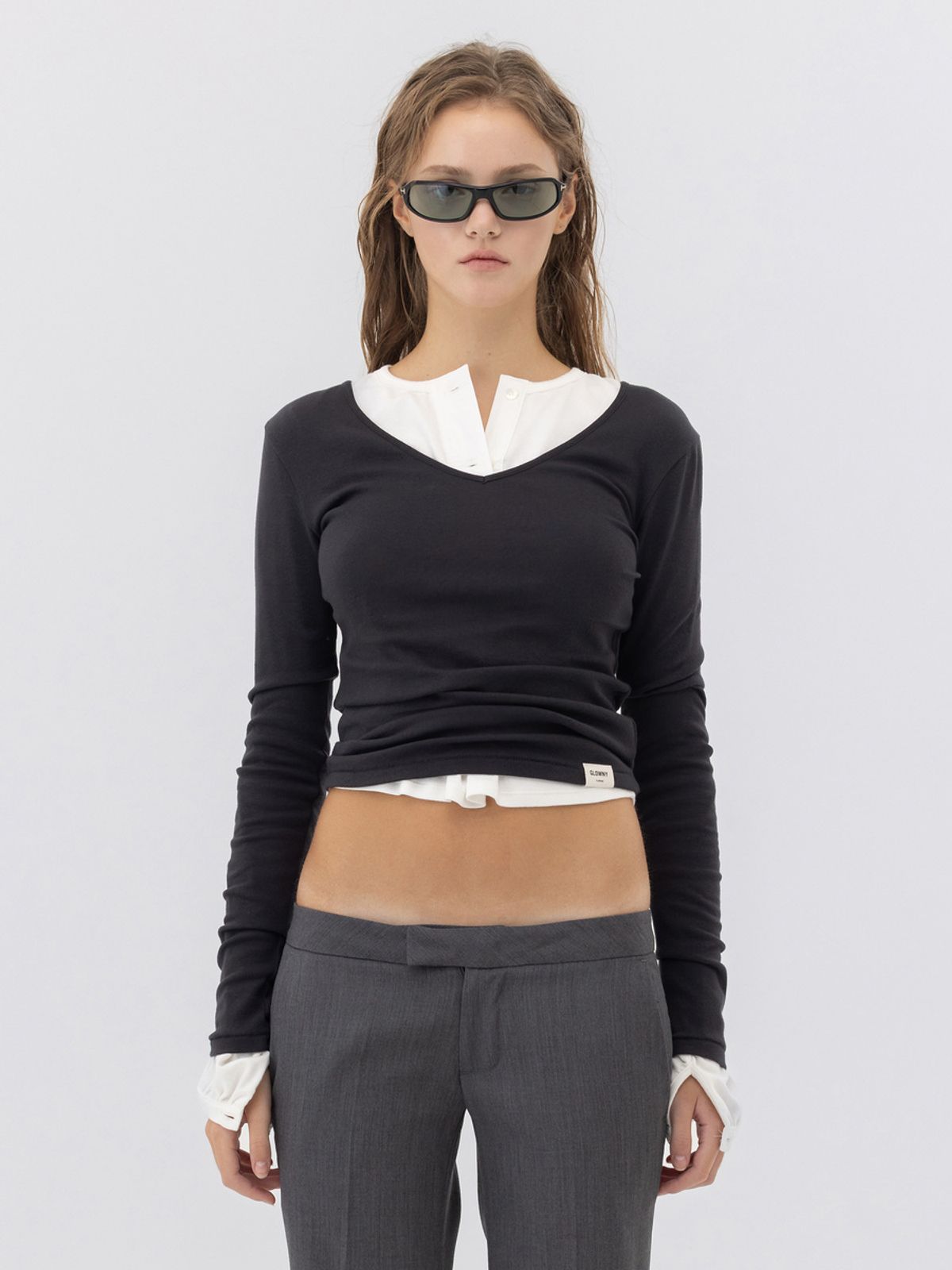 글로니(GLOWNY) G CHARM V-NECK LONG SLEEVE (CHARCOAL)