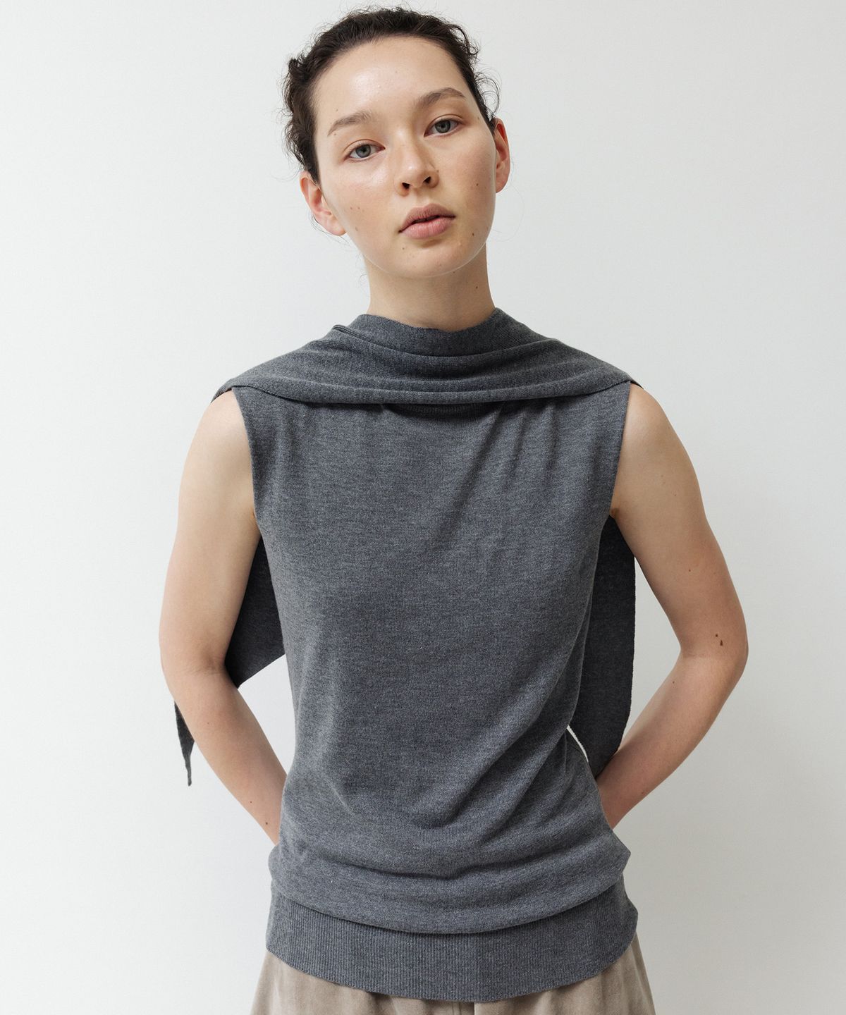 오브헤덴(OPHEDEN) Scarf Sleeveless Cashmere Knit (grey)