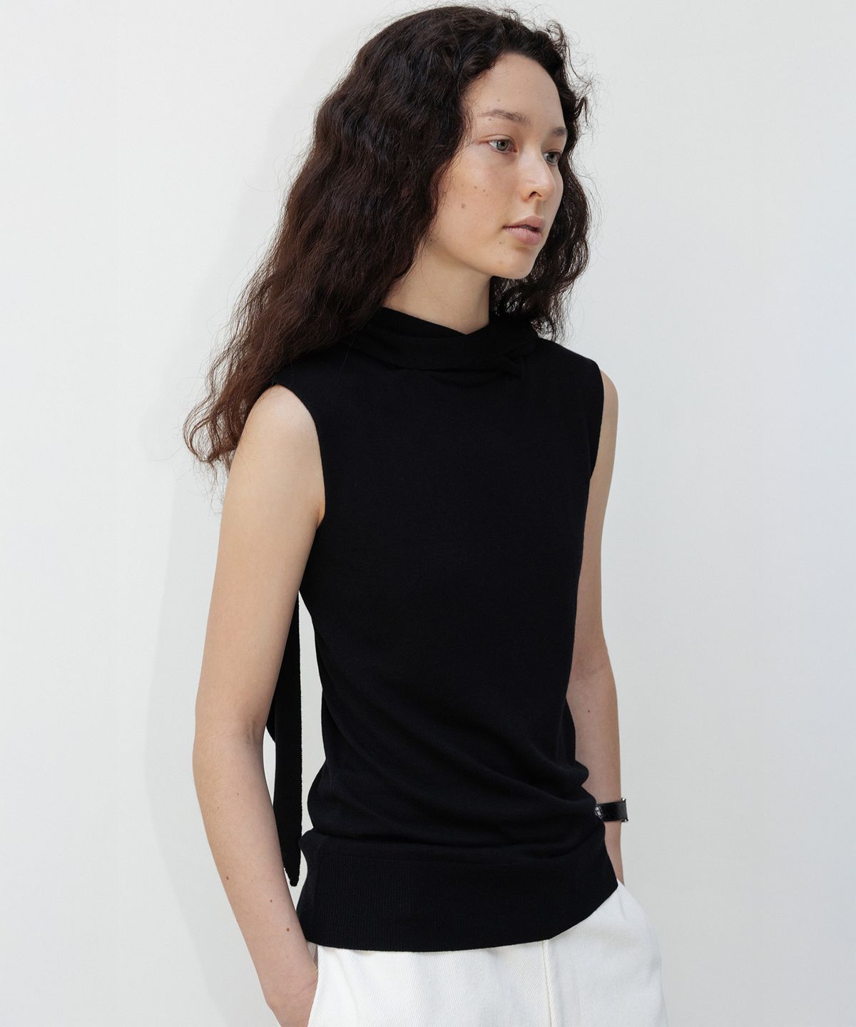 오브헤덴(OPHEDEN) Scarf Sleeveless Cashmere Knit (black)