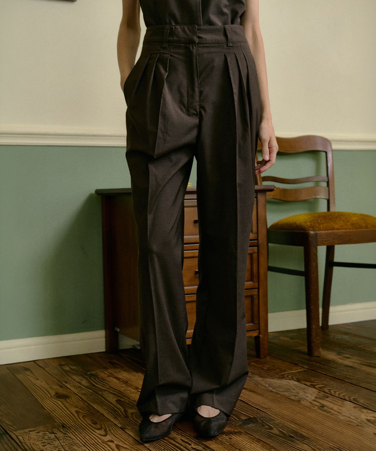 채이(CHAEE) Chaee Wool Trousers [Dark Brown]