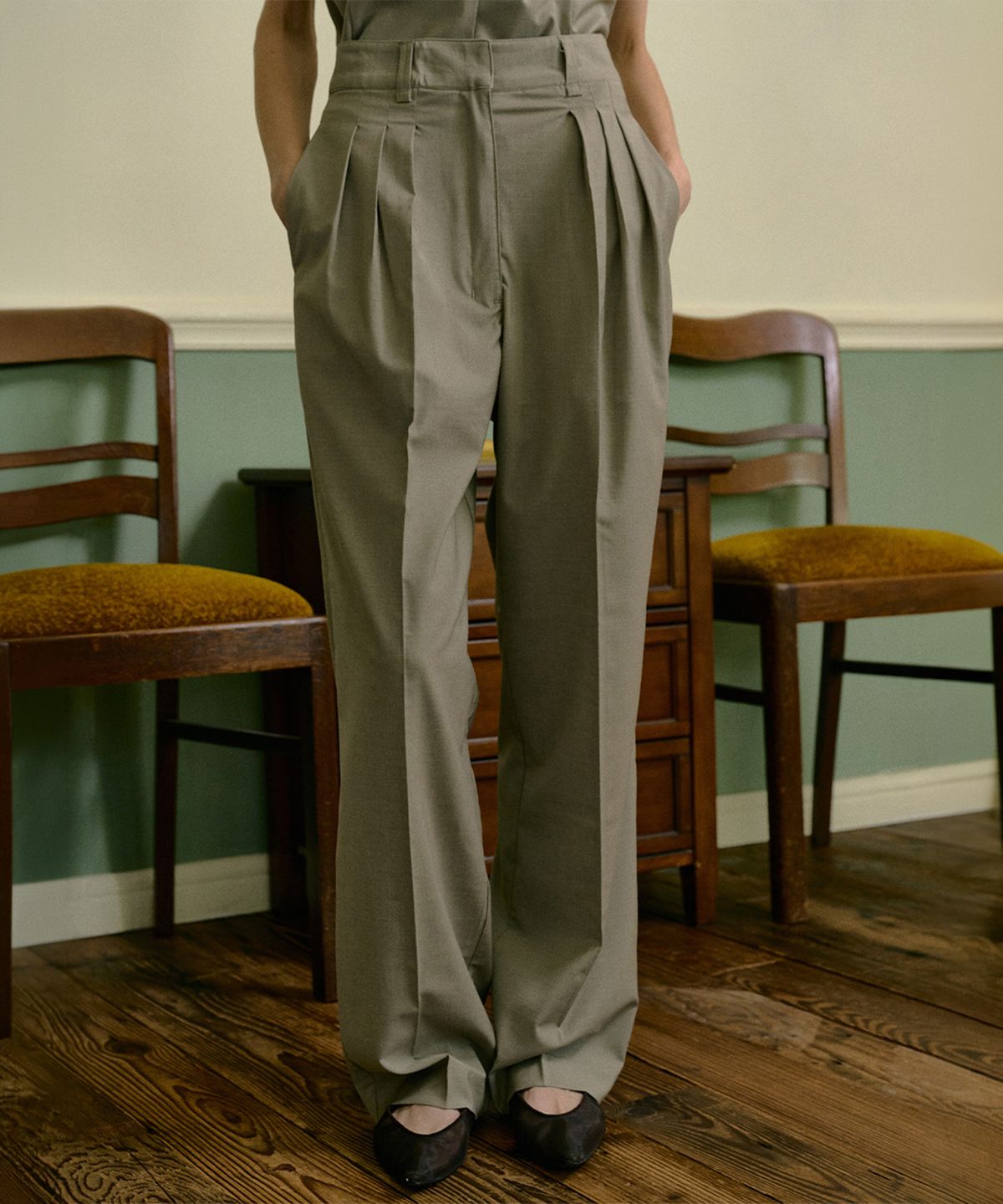 채이(CHAEE) Chaee Wool Trousers [Light Khaki]