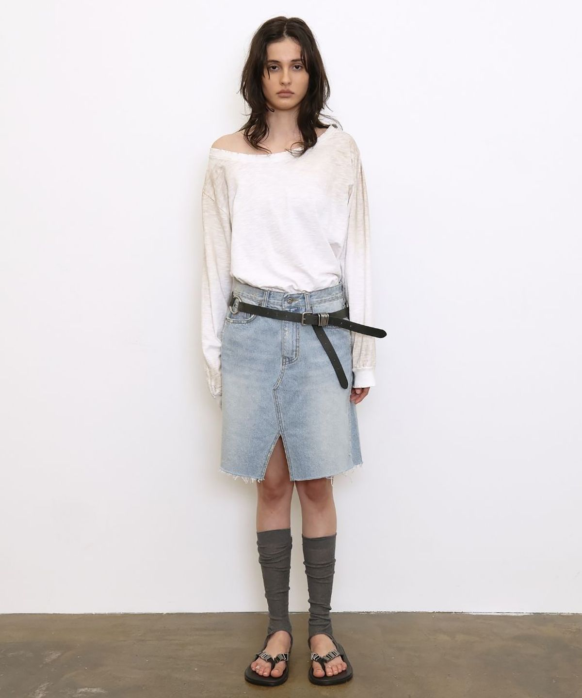 더블유케이엔디 프로젝트(WKND PROJECT) LOW CUT-OFF DENIM SKIRT