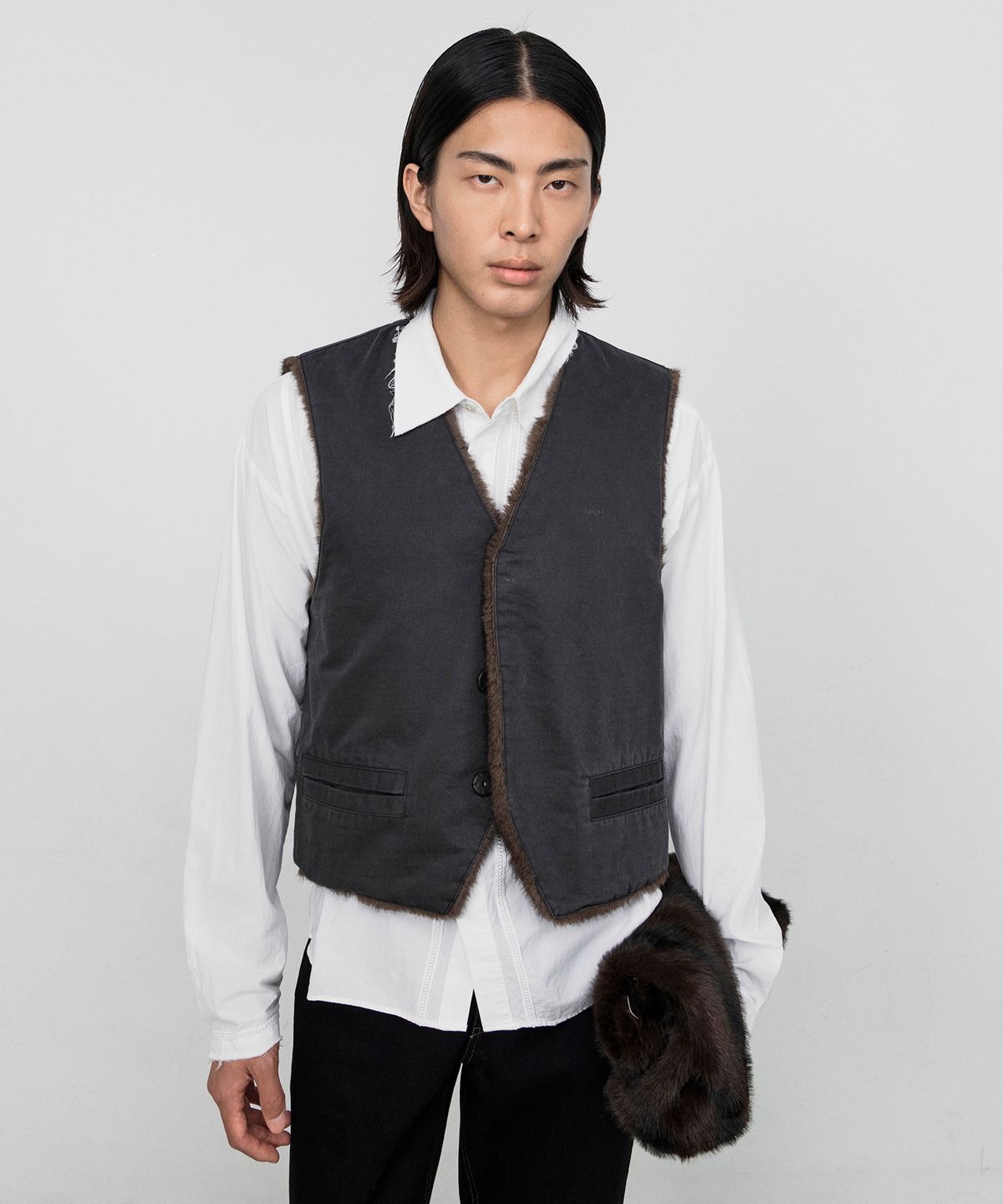 호이테(HEUTE) REVERSIBLE FUR TWILL VEST (DARK GREY)