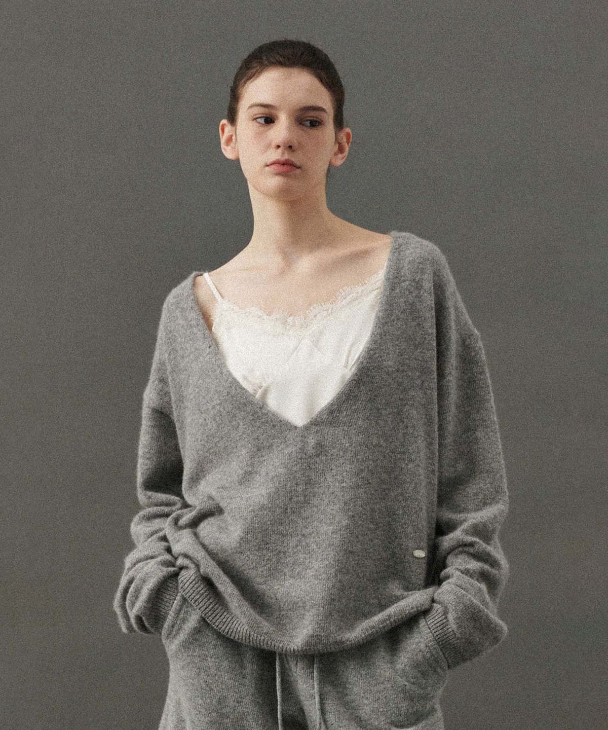 플라드주르(PLATDUJOUR) Raccoon V-neck Knit (Grey)