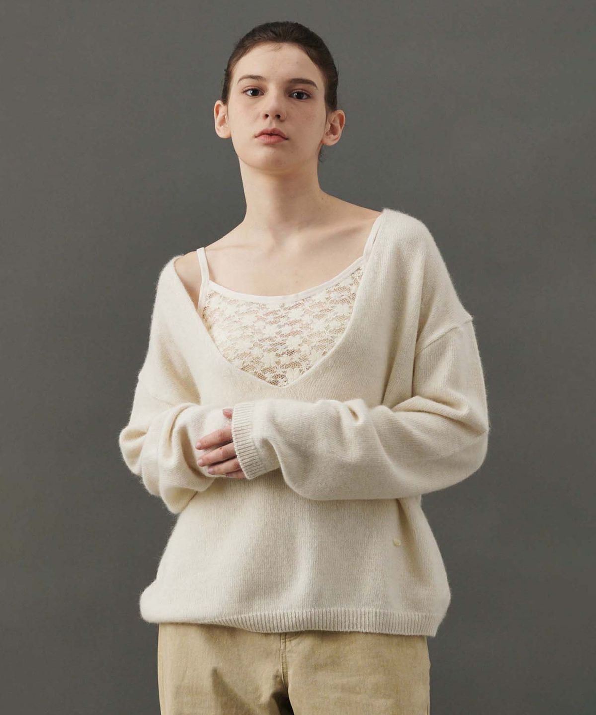 플라드주르(PLATDUJOUR) Raccoon V-neck Knit (Ivory)