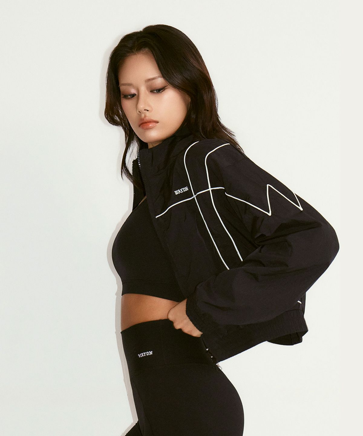 웨이든(WAYDN) 크롭 파이핑 윈드 브레이커 블랙